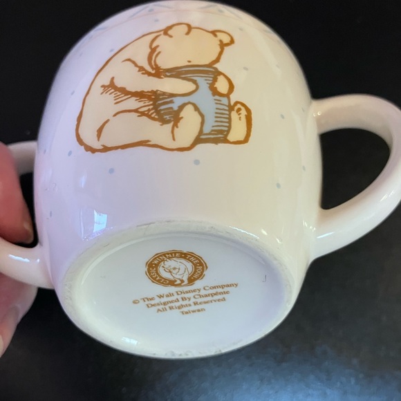 Winnie. The poo small cup with poo sitting inside-2 handles - Picture 7 of 9